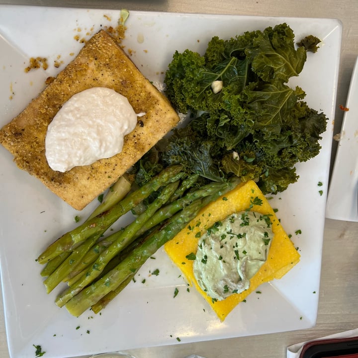 photo of Garden Cafe Woodstock black & white peppercorn crusted tofu with a roasted garlic sauce, polenta with avocado mousse and truffle salt, sauteed greens and vegetable of the day shared by @manjugarg on  20 Oct 2022 - review