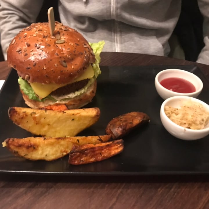 photo of Wulf & Lamb Wulf Burger shared by @liatraballero on  22 Mar 2022 - review