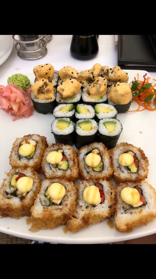 「Tofu Crunch, Dynamo Roll, Avo Maki」の料理の写真