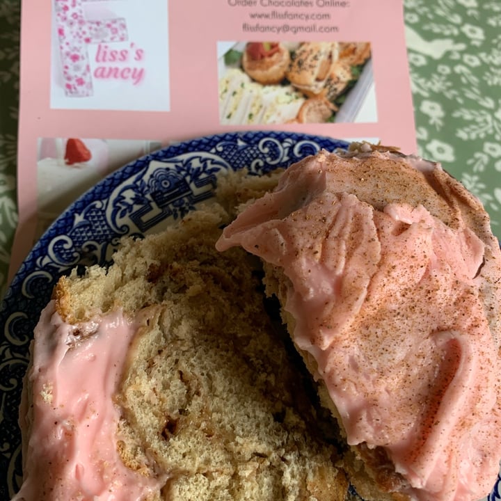 photo of Fliss's fancy Cinnamon Roll shared by @evelynthevegan on  08 Feb 2022 - review
