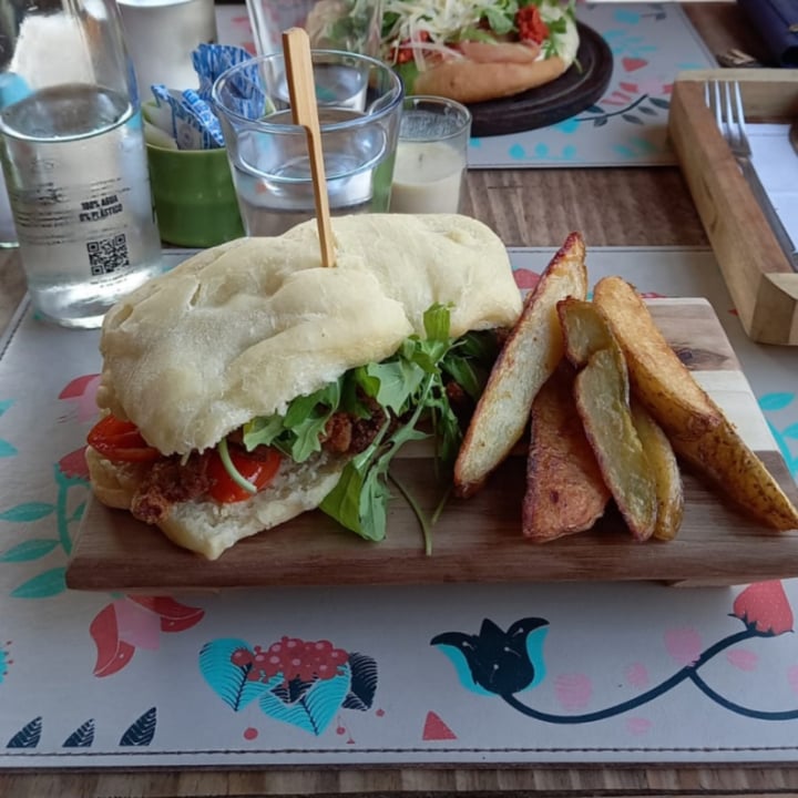 photo of Boulevard Deli&Te Sandwich focaccia de tomate, rucula y champiñones rebozados shared by @julisadovsky on  11 Sep 2022 - review