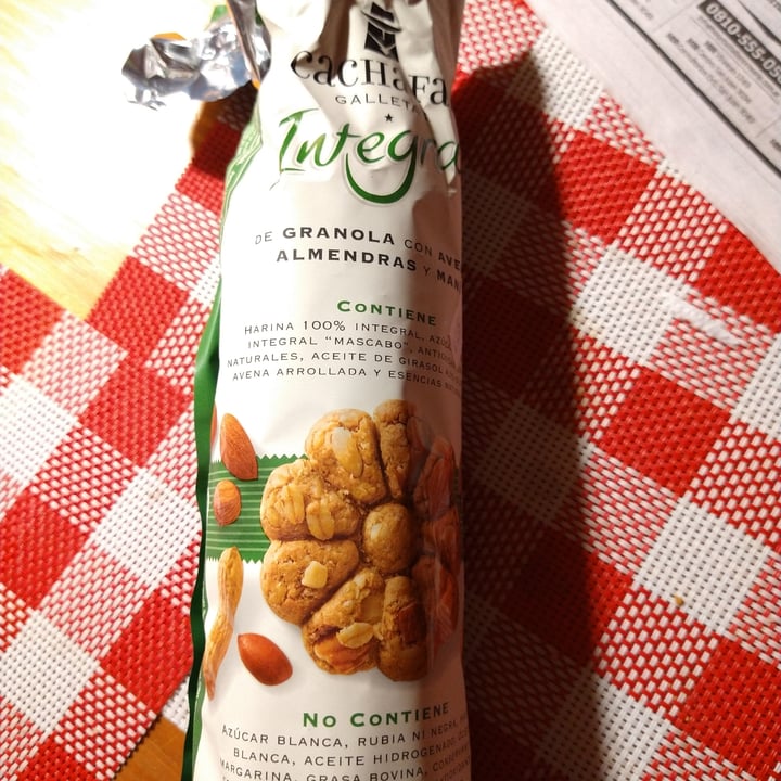 photo of Cachafaz Galletas Integral de Granola con Avena, Almendra y Mani shared by @catoyuvone on  10 May 2021 - review