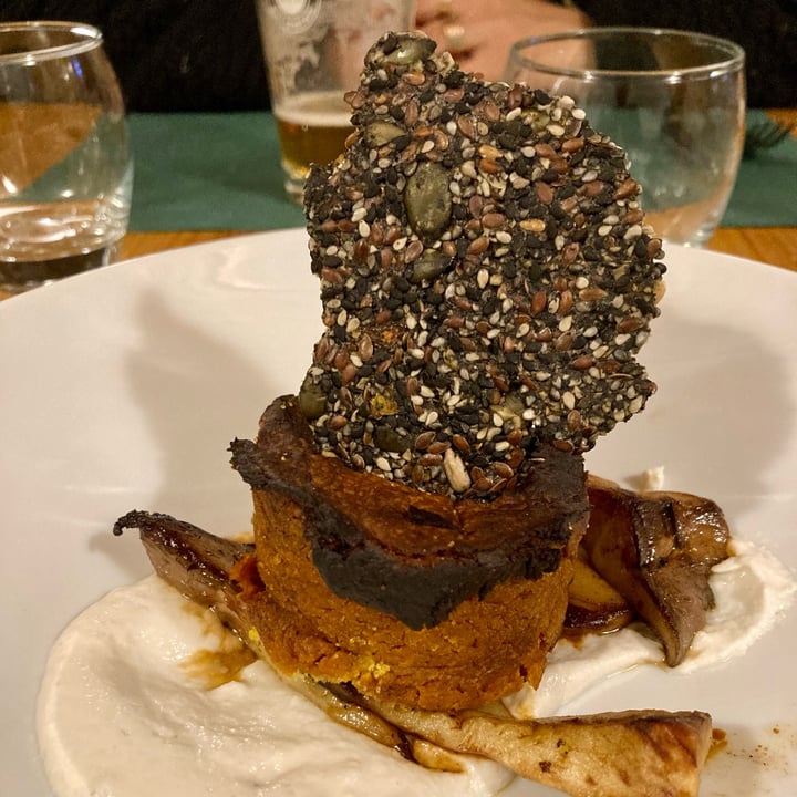 review photo of Fonderia Gastro Bistrot Flan di zucca, crema al latte di mandorla, funghi saltati al tamari e croccante ai semi shared by @giuliabarison on 09 Dec 2022 - review
