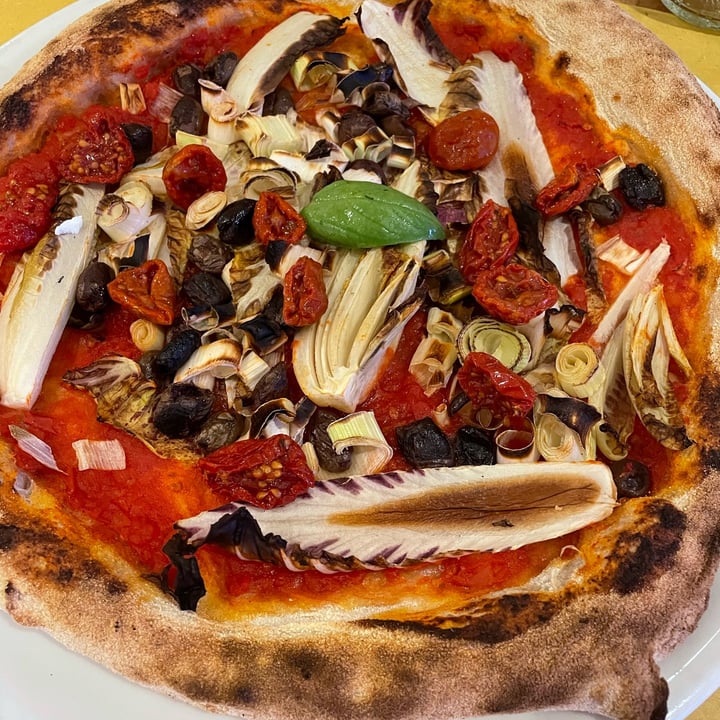 photo of Eataly Milano Smeraldo pizza rossa con verdure shared by @lapinottina on  06 Jul 2022 - review