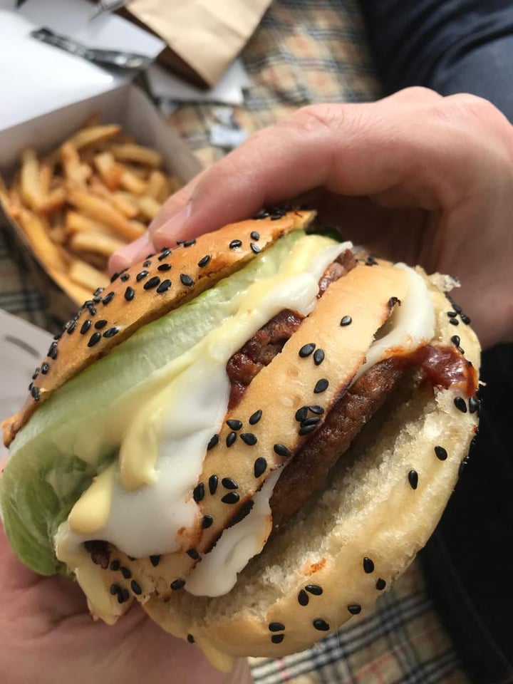 photo of Hudsons The Burger Joint (Gardens) Vegan Infinity Burger shared by @provegza on  15 Jun 2020 - review