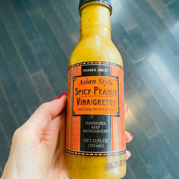 photo of Trader Joe's Asian Style Spicy Peanut Vinaigrette shared by @beckyyy on  24 Apr 2021 - review