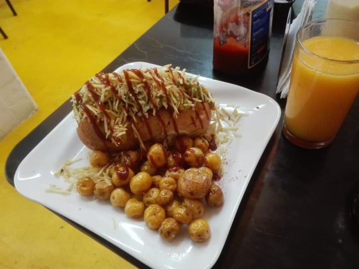 photo of De Nobles Perro caliente vegan shared by @ndmuse on  14 Aug 2019 - review