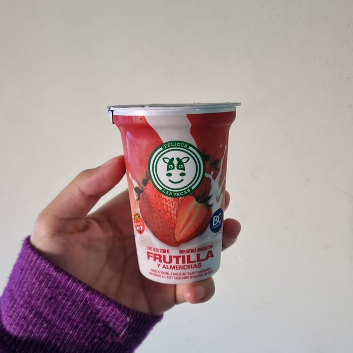 photo of Felices Las Vacas Yogur de Frutilla y Almendras shared by @johana-arce on  28 Jul 2022 - review