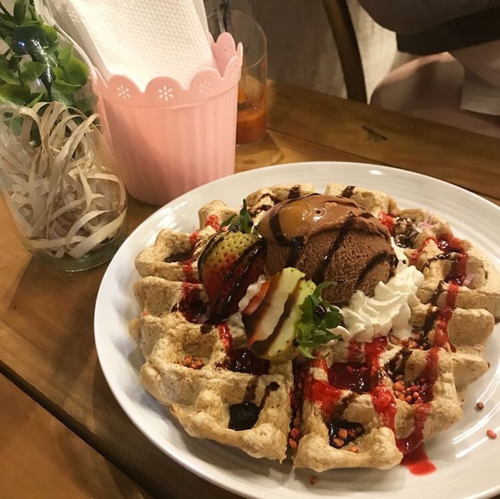 photo of Frambuesa Pastelería Vegan Waffle de avena, canela y leche de almendras shared by @veganliz on  28 Aug 2019 - review