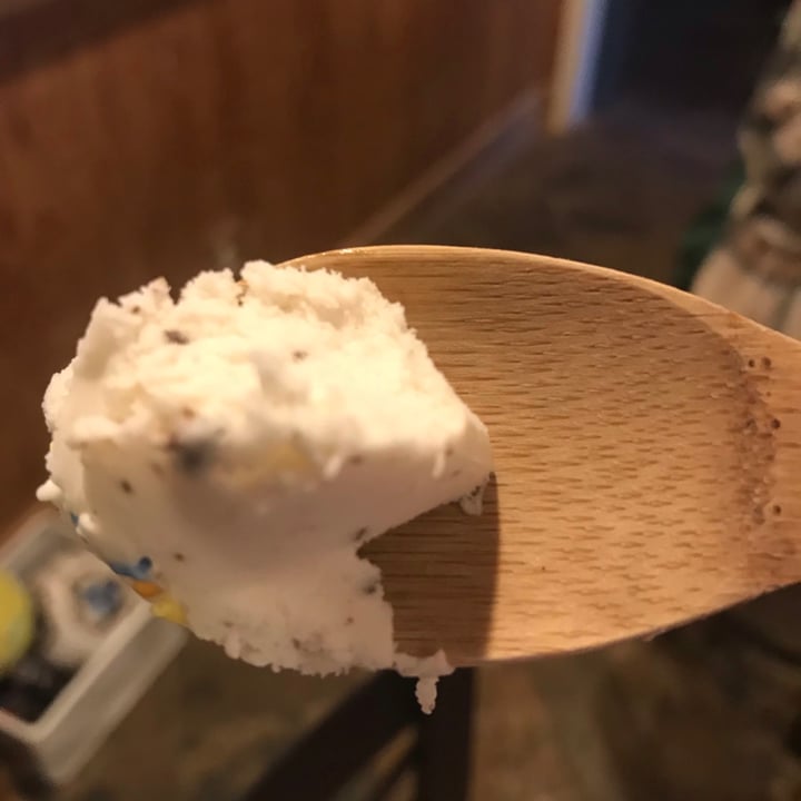 photo of Oatly Mint Chip Non-dairy Frozen Dessert shared by @isabellepizzuto on  18 Mar 2021 - review