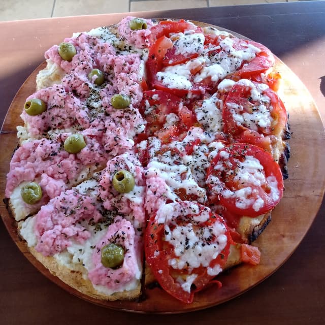 Foto do prato “Pizza primavera caribeña y coralina”