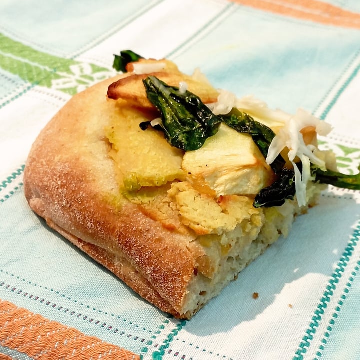 review photo of Sotto il Campanile Pinsa con Hummus all'arancia e Chips di cavolo nero shared by @shelises on 25 Mar 2022 - review