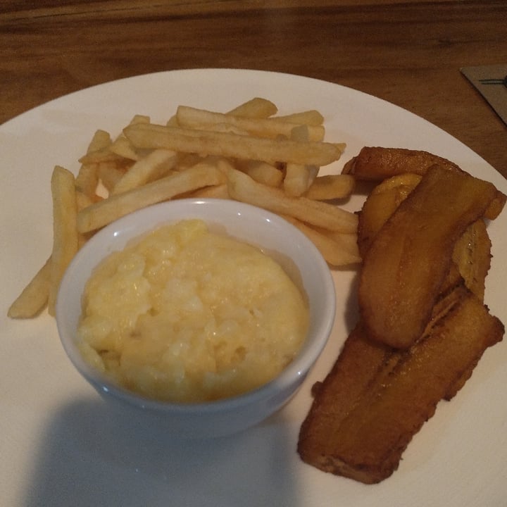 photo of Hotel Cerro Lodge Puré De Papa Con Papas Fritas Y Plátano Meduro shared by @veg4theanimals on  21 Jan 2021 - review