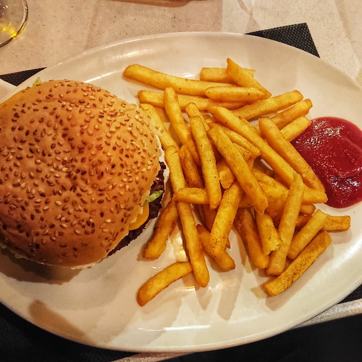 photo of Gibson's Gourmet Burger and Ribs Vegan Beyond beef burger shared by @anne13 on  21 Sep 2021 - review