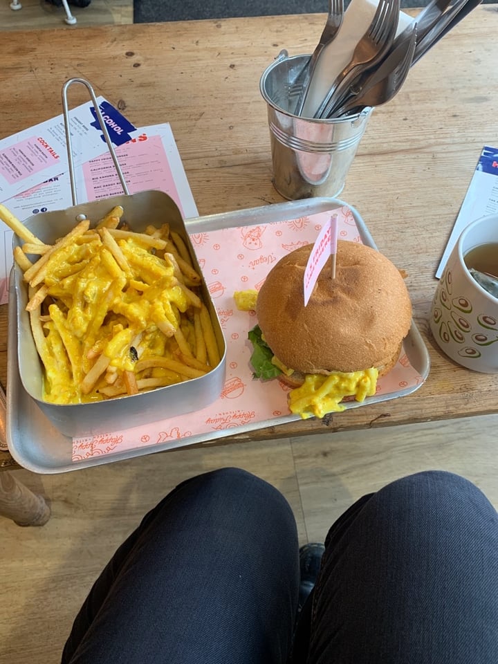 photo of Happy Friday Kitchen Mac Daddy Burger & Cheese Fries shared by @zenalabaki on  07 Dec 2019 - review
