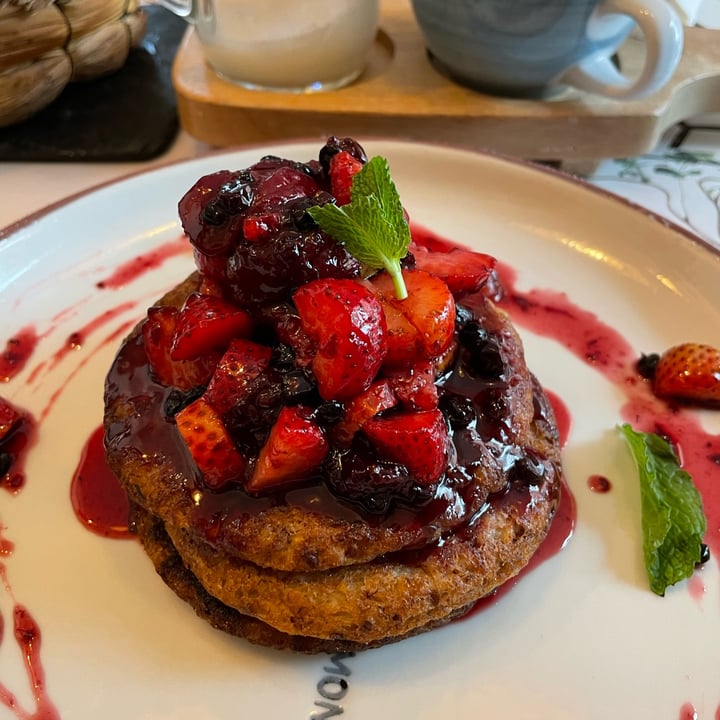 photo of Canasto Picnic Bistrò Banana and oat pancakes with red berries and maple syrup shared by @danielapinzon09 on  20 Feb 2022 - review