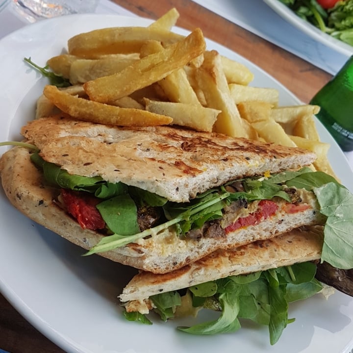 photo of Dandy Saavedra Vegan Sandwich con papas shared by @sofideos on  04 Sep 2021 - review