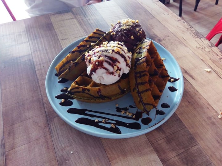 review photo of WellSmoocht Matcha waffles with dark chocolate pudding and coconut ice-cream shared by @kingklauz on 20 May 2019 - review