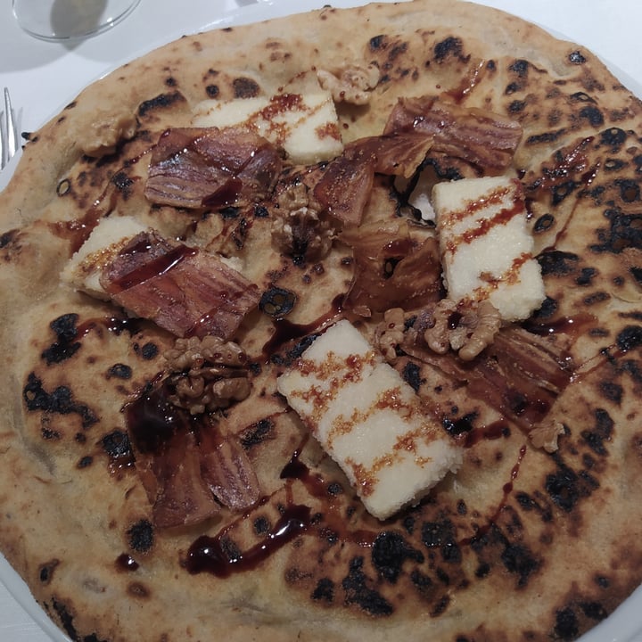 photo of Antonino Esposito - Pizza e Cucina pizza vegan carpaccio di fichi, tofu croccante, noci shared by @flamy on  26 Apr 2022 - review