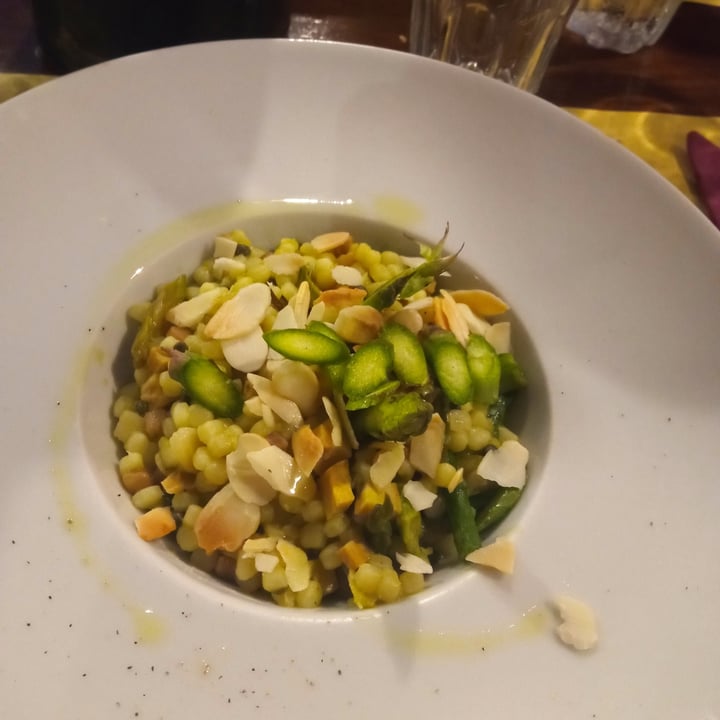 photo of La Società dei Carbonari Fregula risottata, crema di asparagini al timo, capperi di Lipari, lamelle di asparago viola, mandorle tostate e tofu affumicato croccante shared by @frasca on  12 Jun 2022 - review