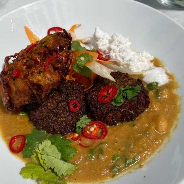 Foto do prato “Sri lanka meatballs, courgette pakoras, carrot and fennel salad, coconut sambal”