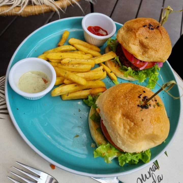 photo of Pura Vida veggie and vegan Mini hamburguesas shared by @nicolle on  06 Jun 2021 - review