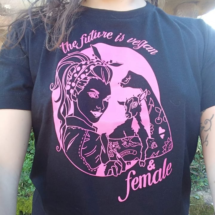 photo of El Sueño de Jill tienda solidaria Camiseta the future is vegan shared by @loreh on  13 Jun 2021 - review