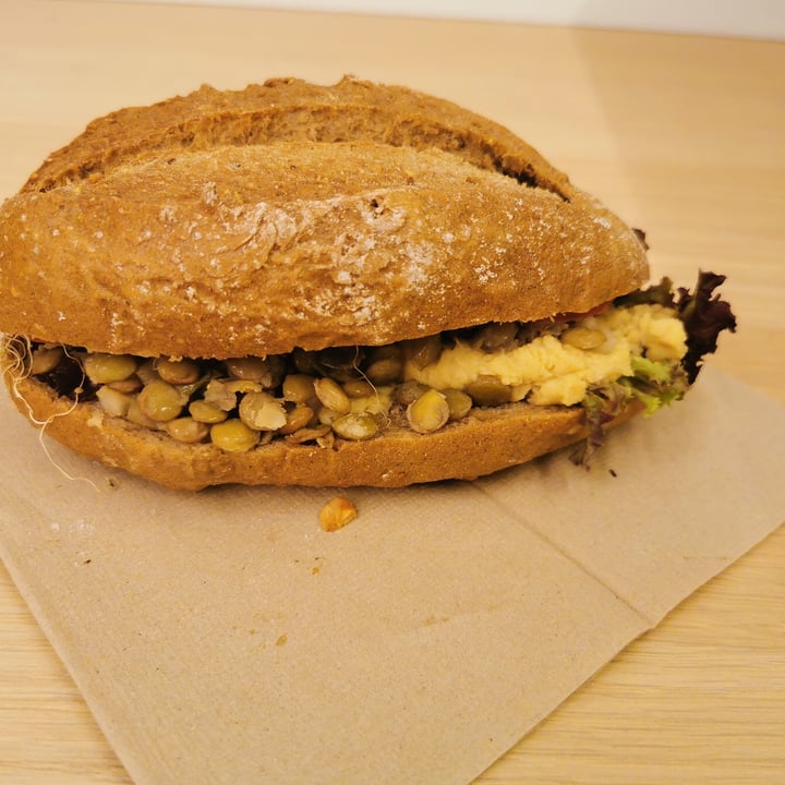 photo of Enzian vegane Bäckerei Hummus and lentil sandwich shared by @mayaralila on  30 Jun 2021 - review