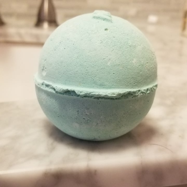review photo of LUSH Fresh Handmade Cosmetics Bath bomb shared by @ldbrochu on 01 Dec 2020 - review
