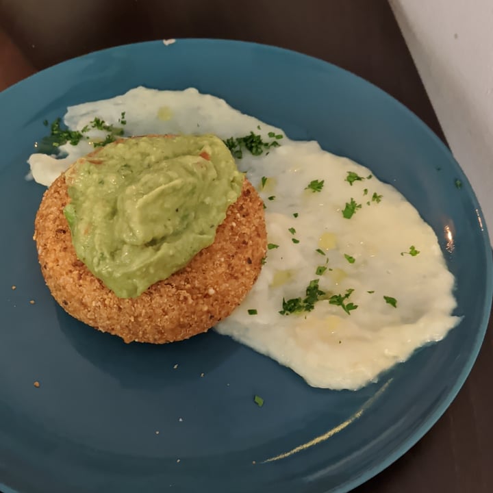 review photo of El Enano Verde Megaalbóndiga crujiente de boniato y queso con guasacaca sobre puré de yuca shared by @weyard on 24 Jan 2022 - review