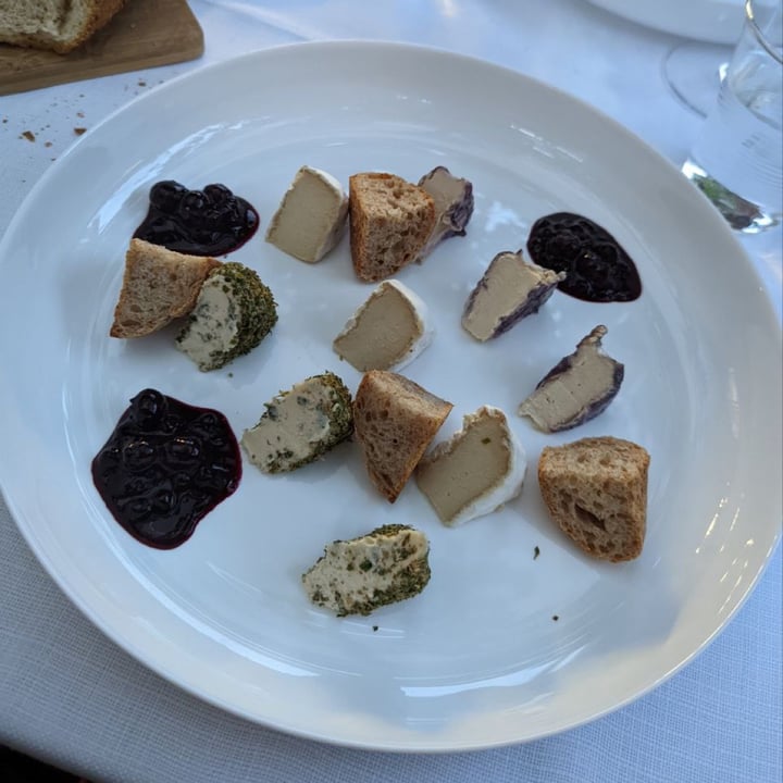 photo of Osteria Casa Mia di Dri Walter Degustazione di formaggi di anacardi shared by @bau1311 on  24 Jul 2022 - review