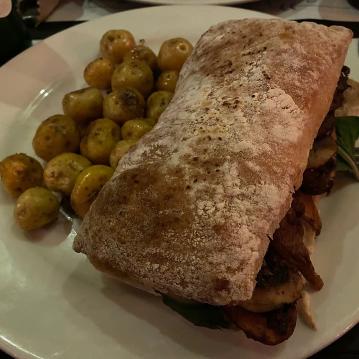 photo of Veggie Beans and Shakes Sandwich de portobello shared by @johnnycactus on  13 Jul 2021 - review