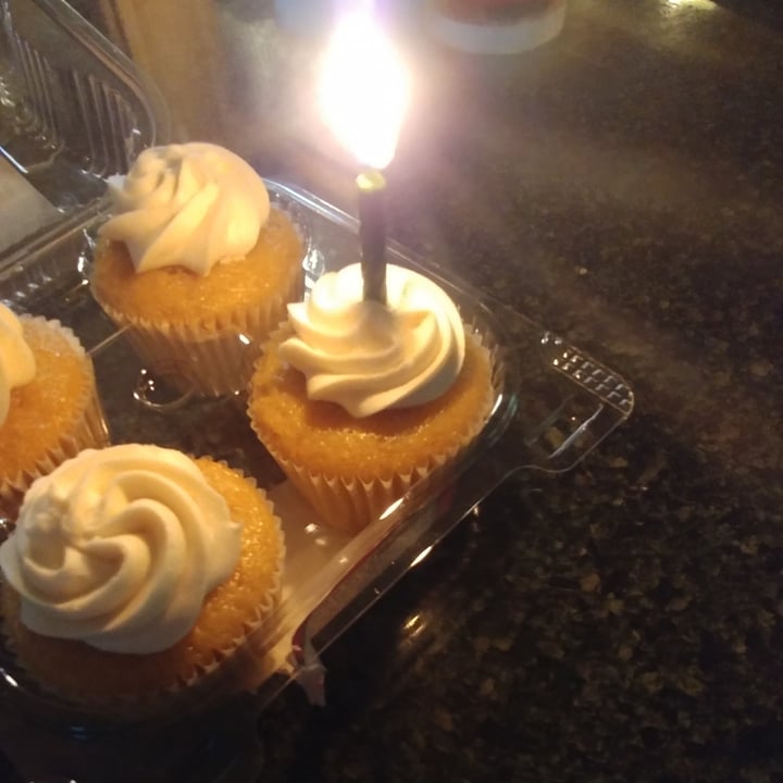 photo of Rubicon Bakers Vegan Vanilla Handcrafted Cupcakes shared by @acastillon on  29 Sep 2022 - review
