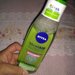 Deixa a pele limpa e hidratada.