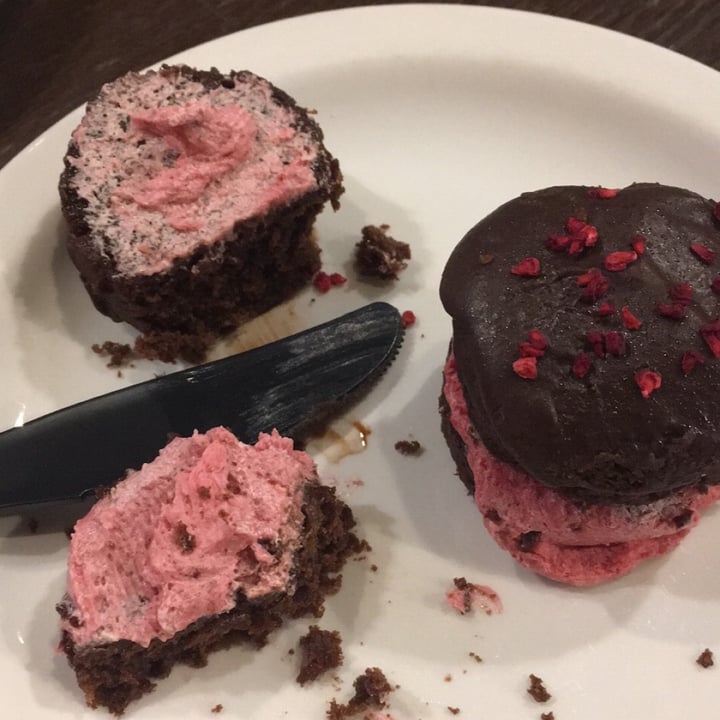 photo of Starbucks mini raspberry chocolate cake shared by @sarahboyd on  28 Nov 2020 - review
