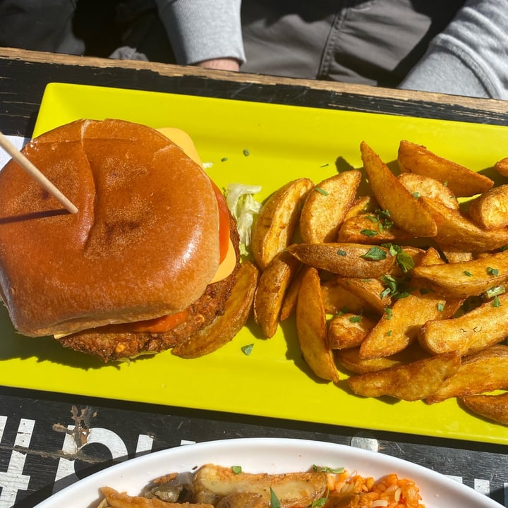 photo of Veggie Liebe Falafel Burger shared by @valeborrons on  23 Apr 2022 - review