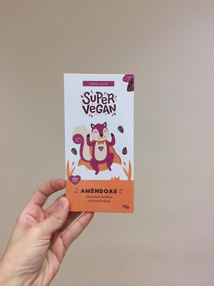 photo of Super Vegan chocolate branco com amendoas shared by @revitojana on  29 Aug 2022 - review