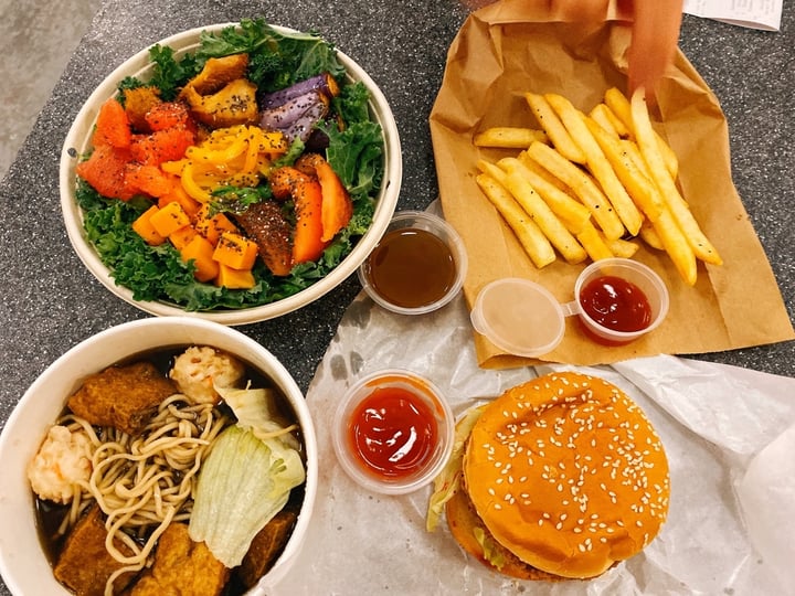 photo of gomama Gomama Salad bowl, Herbal Noodles, Gomama Bello burger shared by @peanuts622 on  06 Oct 2019 - review