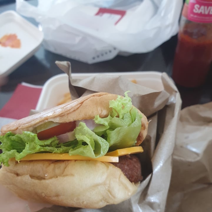 review photo of Grand Hyatt Singapore Classic cheese beyond burger shared by @hermainesay on 15 May 2020 - review
