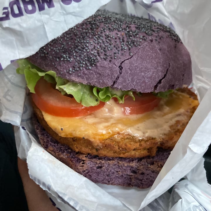 photo of Flower Burger purple cheesy shared by @elisavegan on  09 Oct 2022 - review