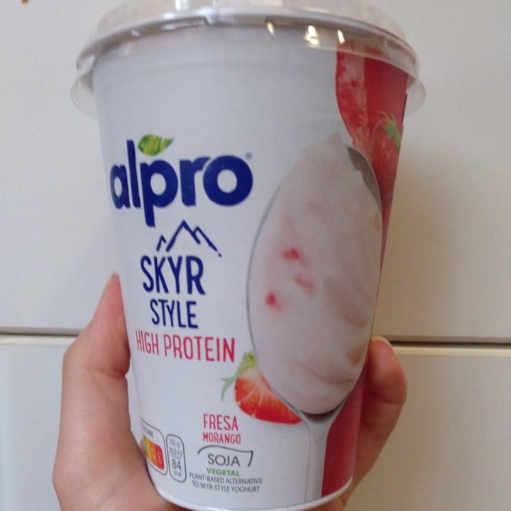 photo of Alpro Fresa Morango Soja Skyr Style High Protein shared by @sarapf on  06 Jun 2021 - review