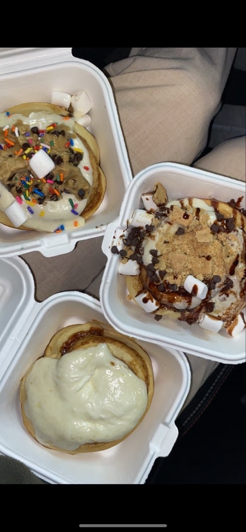 photo of Cinnaholic Cinnamon Roll shared by @rileygilll on  01 Apr 2020 - review