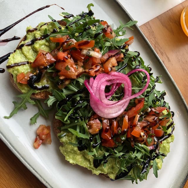 菜肴“avo smash + salsa”的照片