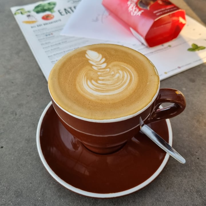 photo of Jackson’s Real Food Market Bryanston oat mylk  cappuccino shared by @twohappyrescuemutts on  12 Oct 2022 - review