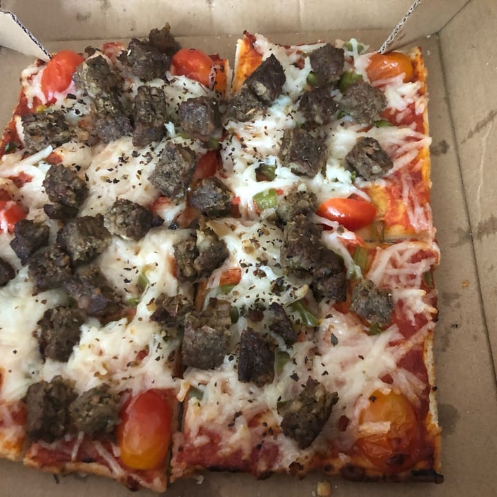 photo of nomVnom Bistro Cheezy Omnimeat Pizza shared by @meltingpotatoes on  12 Nov 2021 - review