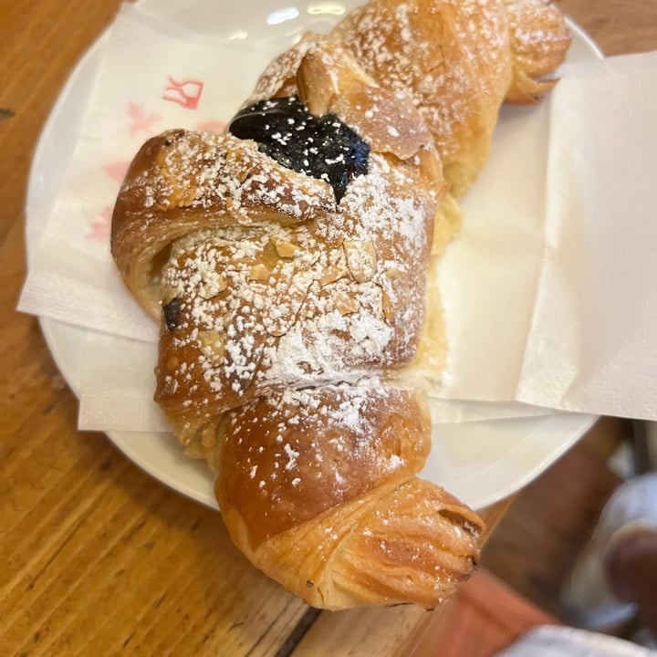 review photo of Cioccolateria Ballerini Brioche con Marmellata Di More shared by @sissi15 on 12 Jul 2022 - review