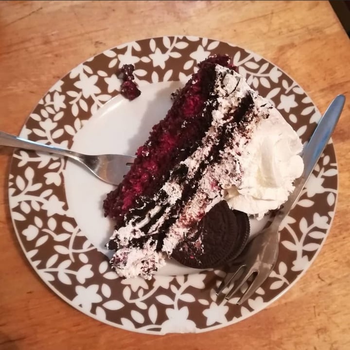 photo of Yoyo Foodworld Raspberry and oreo cake shared by @marilen4 on  28 Apr 2022 - review