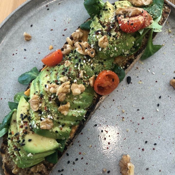 review photo of HOLBOX Healthy Soul Kitchen Avocado Toast shared by @semplicemente-vegan on 13 Mar 2022 - review