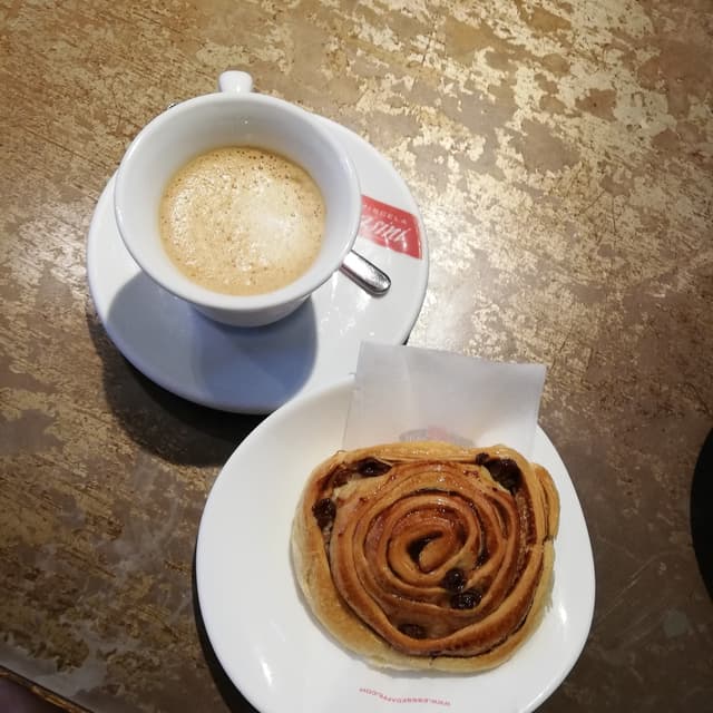 Photo of the dish “Colazione vegana con cappuccino con latte di soia e girella vegana all'uvetta”
