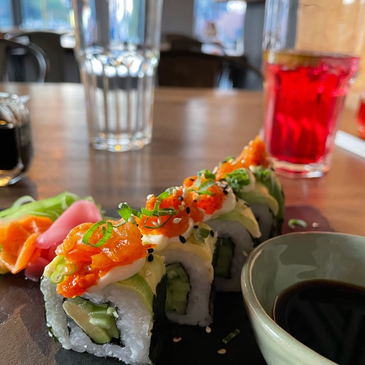 photo of Momo Ando Sunset Roll shared by @veg-eater-cam on  12 Oct 2021 - review